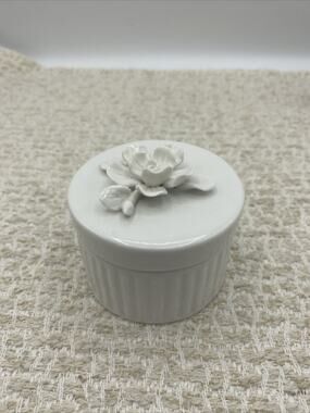 HOME Ceramic Trinket/Vanity Box With Flowers On The Lid 3” Diameter 2” Tall